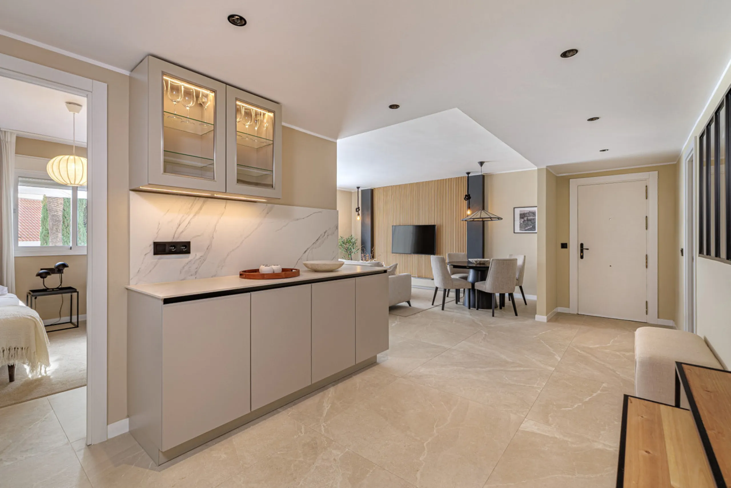 Welcome to this beautifully renovated 4-bedroom middle-floor apartment, ideally situated in the heart of Nueva Andalucía — just minutes from the vibrant Puerto Banús and within walking distance to Centro Plaza.