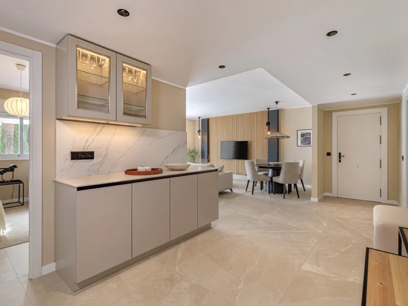 Welcome to this beautifully renovated 4-bedroom middle-floor apartment, ideally situated in the heart of Nueva Andalucía — just minutes from the vibrant Puerto Banús and within walking distance to Centro Plaza.