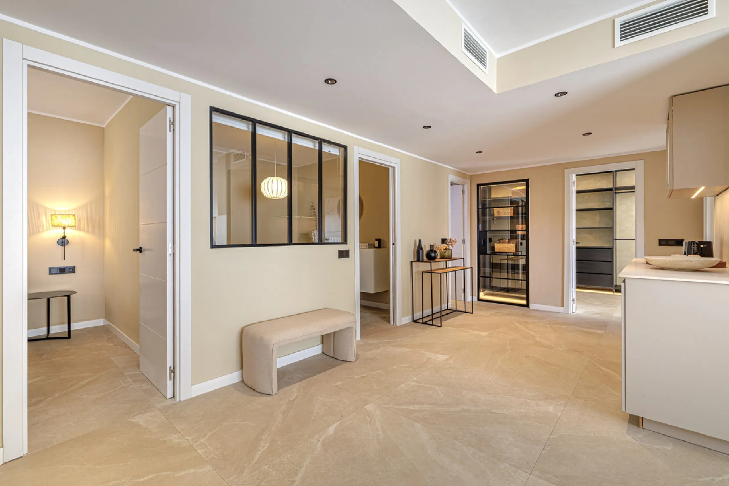 Welcome to this beautifully renovated 4-bedroom middle-floor apartment, ideally situated in the heart of Nueva Andalucía — just minutes from the vibrant Puerto Banús and within walking distance to Centro Plaza.
