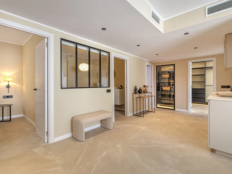 Welcome to this beautifully renovated 4-bedroom middle-floor apartment, ideally situated in the heart of Nueva Andalucía — just minutes from the vibrant Puerto Banús and within walking distance to Centro Plaza.