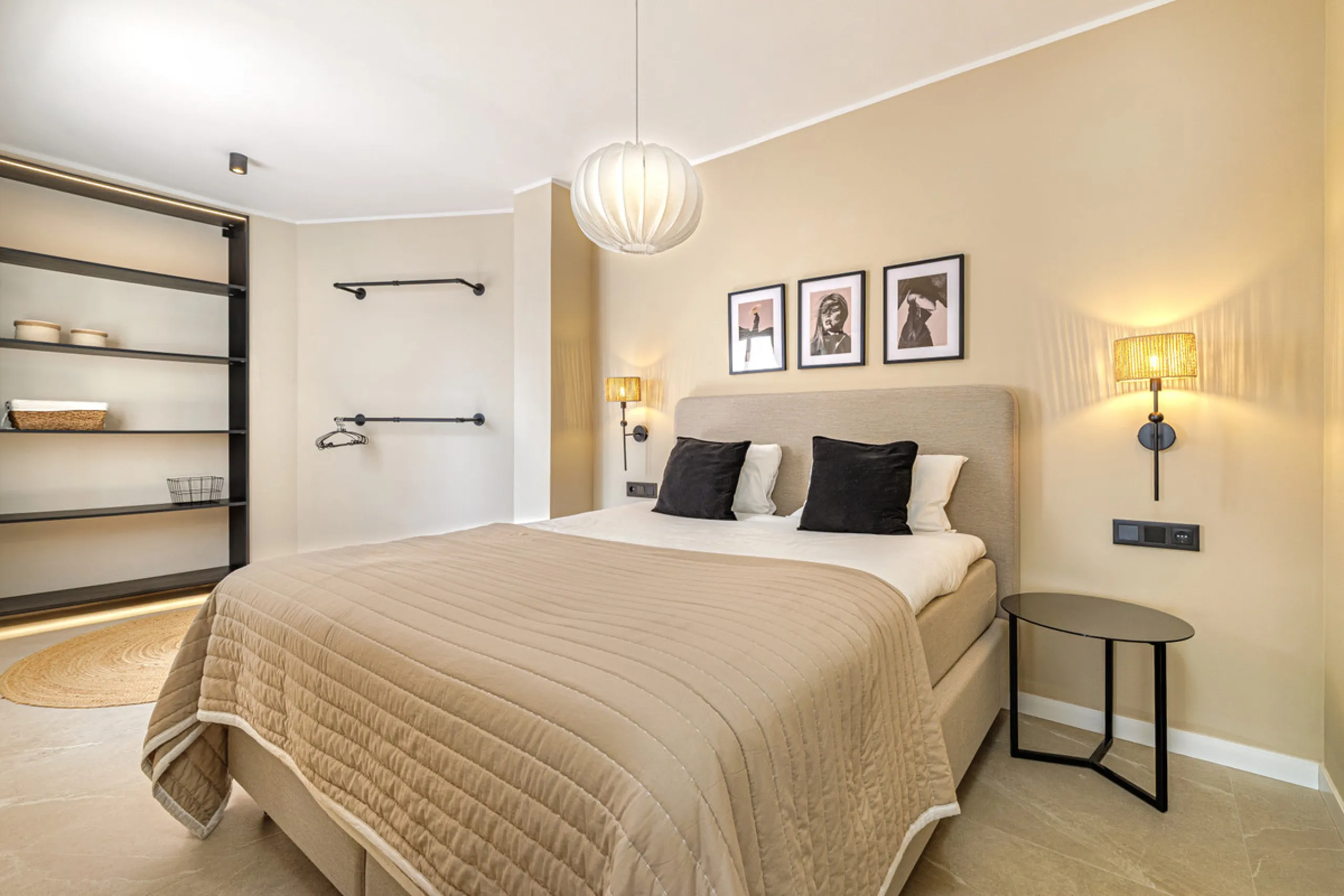 Welcome to this beautifully renovated 4-bedroom middle-floor apartment, ideally situated in the heart of Nueva Andalucía — just minutes from the vibrant Puerto Banús and within walking distance to Centro Plaza.