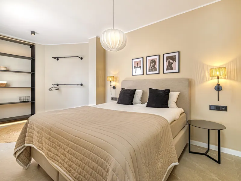 Welcome to this beautifully renovated 4-bedroom middle-floor apartment, ideally situated in the heart of Nueva Andalucía — just minutes from the vibrant Puerto Banús and within walking distance to Centro Plaza.