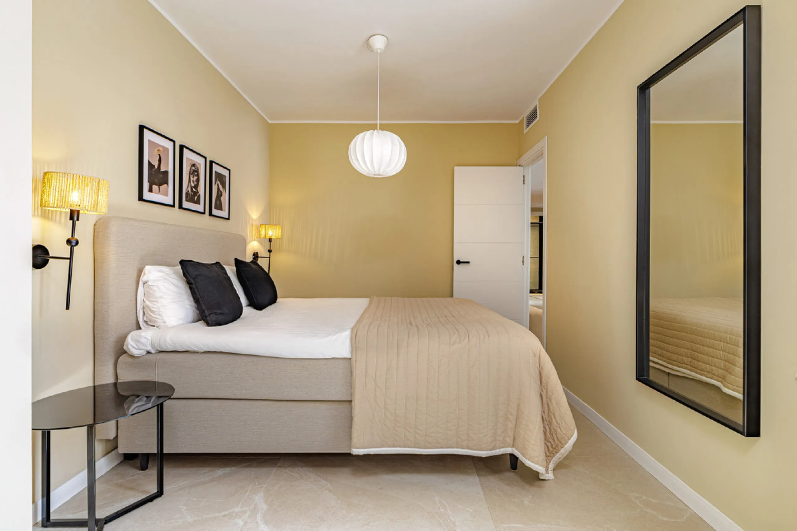 Welcome to this beautifully renovated 4-bedroom middle-floor apartment, ideally situated in the heart of Nueva Andalucía — just minutes from the vibrant Puerto Banús and within walking distance to Centro Plaza.