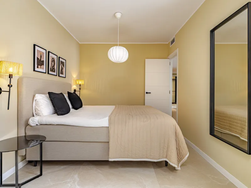 Welcome to this beautifully renovated 4-bedroom middle-floor apartment, ideally situated in the heart of Nueva Andalucía — just minutes from the vibrant Puerto Banús and within walking distance to Centro Plaza.