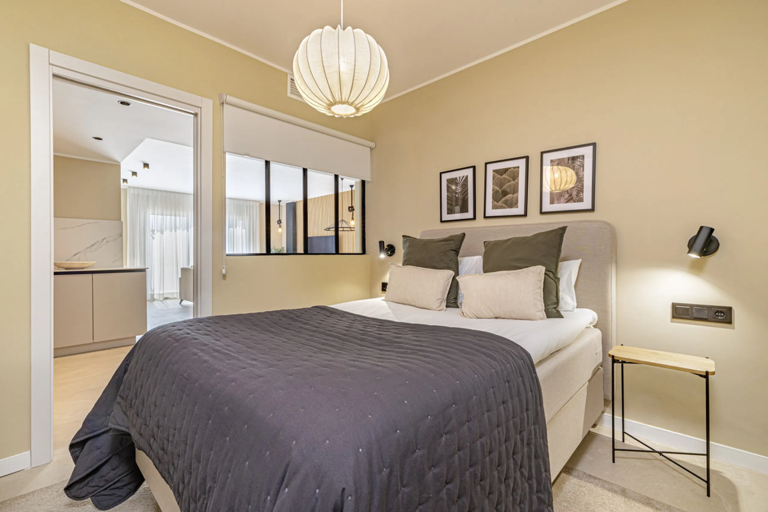 Welcome to this beautifully renovated 4-bedroom middle-floor apartment, ideally situated in the heart of Nueva Andalucía — just minutes from the vibrant Puerto Banús and within walking distance to Centro Plaza.