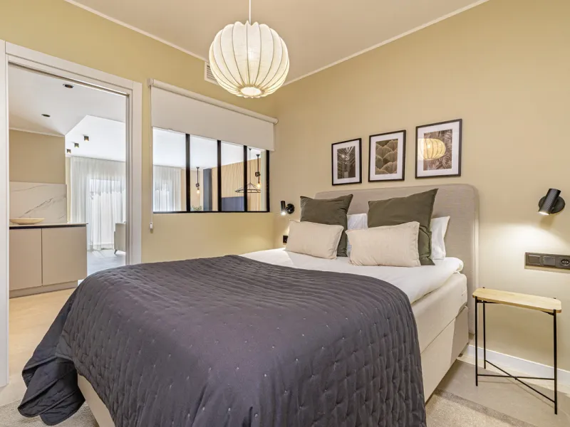Welcome to this beautifully renovated 4-bedroom middle-floor apartment, ideally situated in the heart of Nueva Andalucía — just minutes from the vibrant Puerto Banús and within walking distance to Centro Plaza.