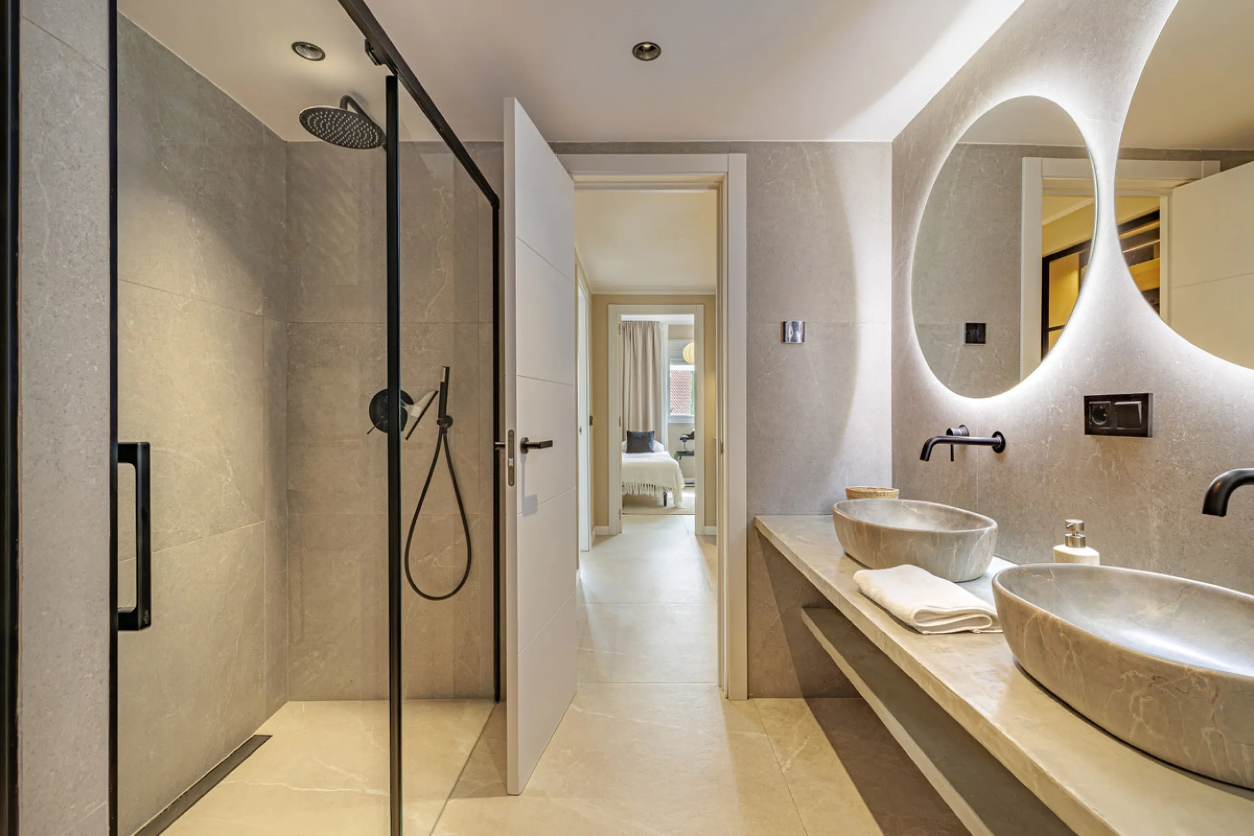 Welcome to this beautifully renovated 4-bedroom middle-floor apartment, ideally situated in the heart of Nueva Andalucía — just minutes from the vibrant Puerto Banús and within walking distance to Centro Plaza.