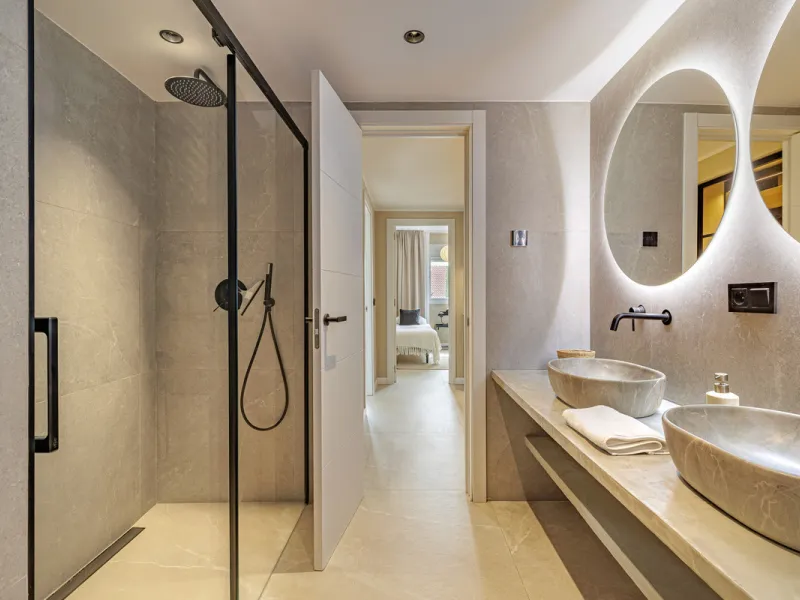 Welcome to this beautifully renovated 4-bedroom middle-floor apartment, ideally situated in the heart of Nueva Andalucía — just minutes from the vibrant Puerto Banús and within walking distance to Centro Plaza.