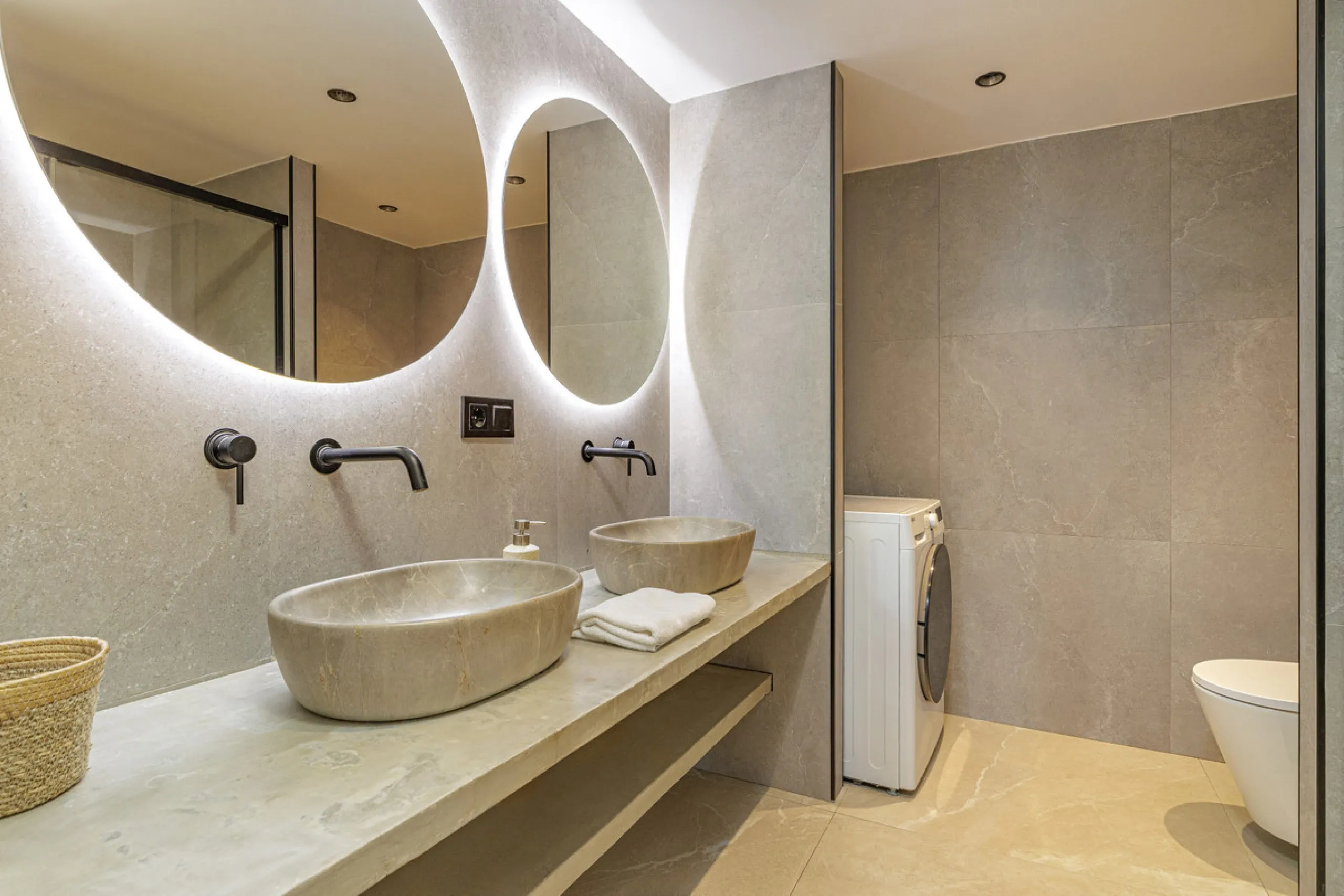 Welcome to this beautifully renovated 4-bedroom middle-floor apartment, ideally situated in the heart of Nueva Andalucía — just minutes from the vibrant Puerto Banús and within walking distance to Centro Plaza.