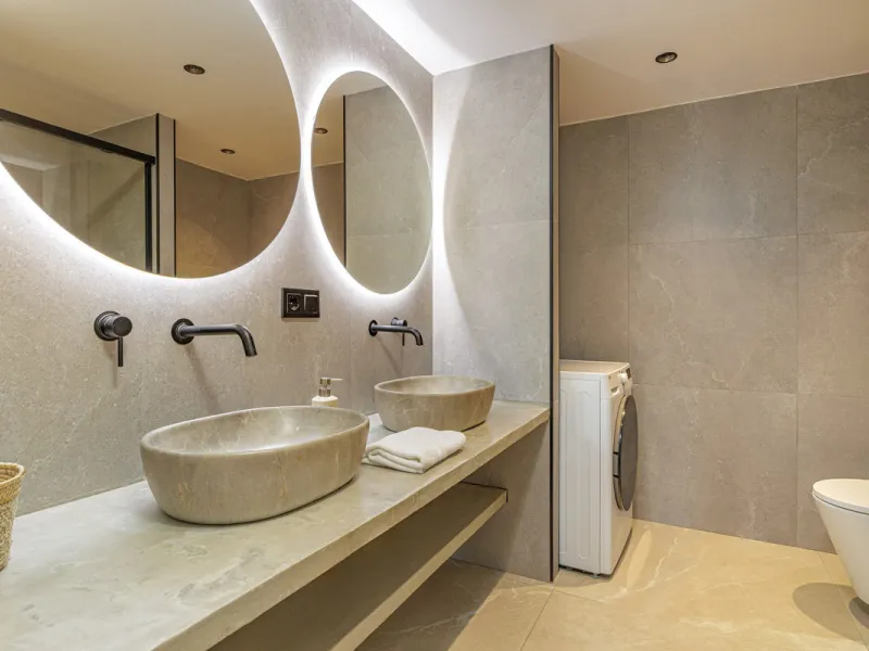 Welcome to this beautifully renovated 4-bedroom middle-floor apartment, ideally situated in the heart of Nueva Andalucía — just minutes from the vibrant Puerto Banús and within walking distance to Centro Plaza.