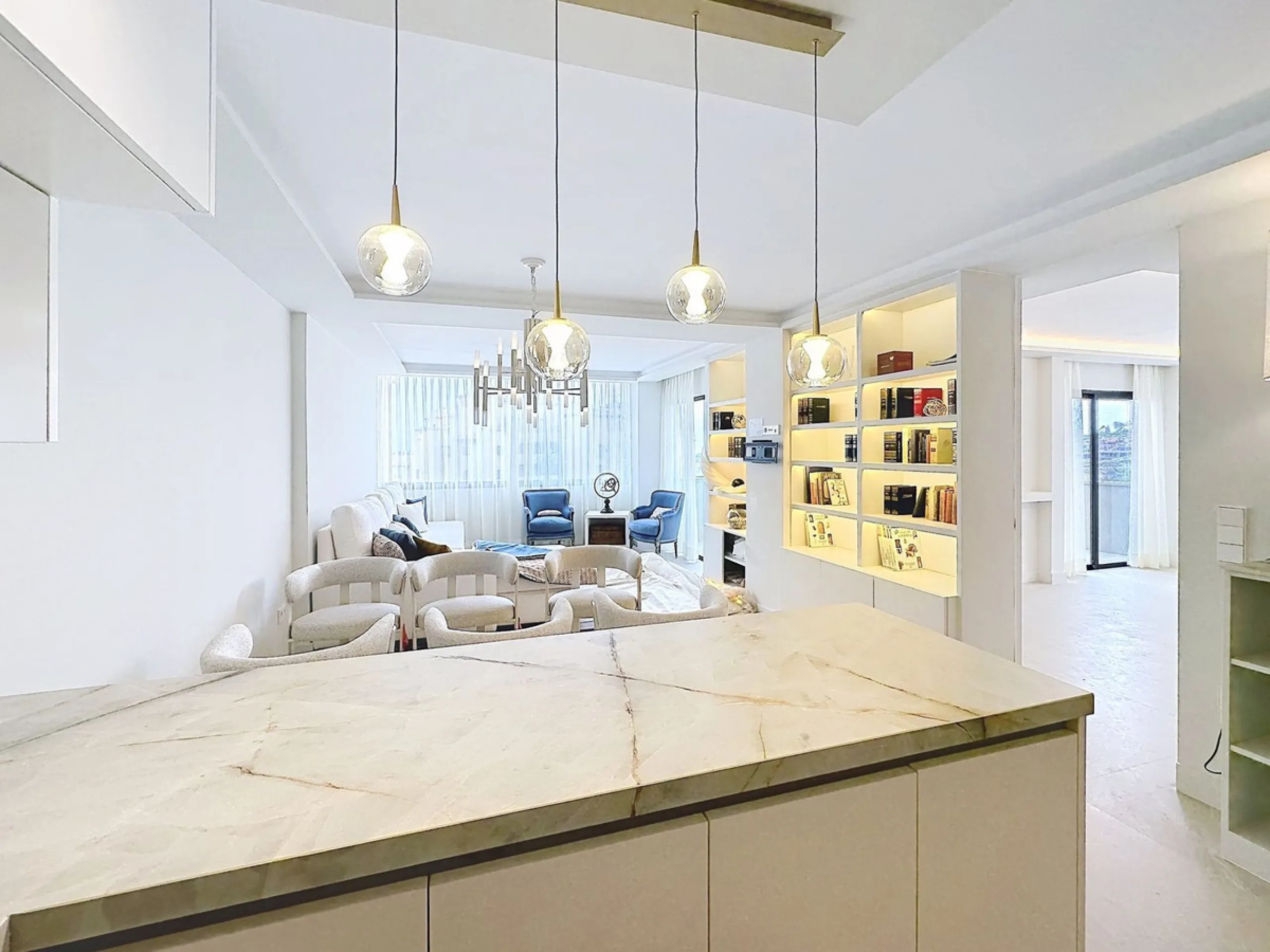 Imagine waking up each morning to soft Mediterranean light streaming through the windows, the calm of a beautifully maintained community, and the sea breeze accompanying your first coffee of the day. All of this from a spacious glass-enclosed terrace with