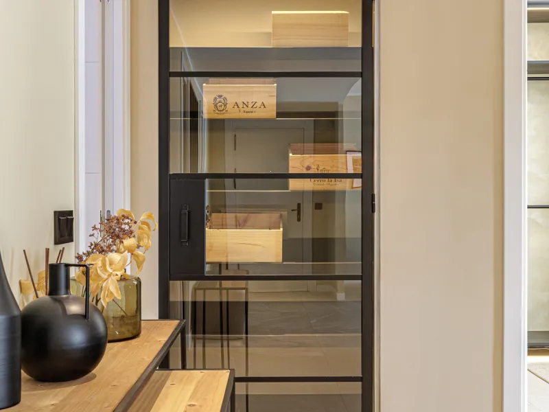 Welcome to this beautifully renovated 4-bedroom middle-floor apartment, ideally situated in the heart of Nueva Andalucía — just minutes from the vibrant Puerto Banús and within walking distance to Centro Plaza.