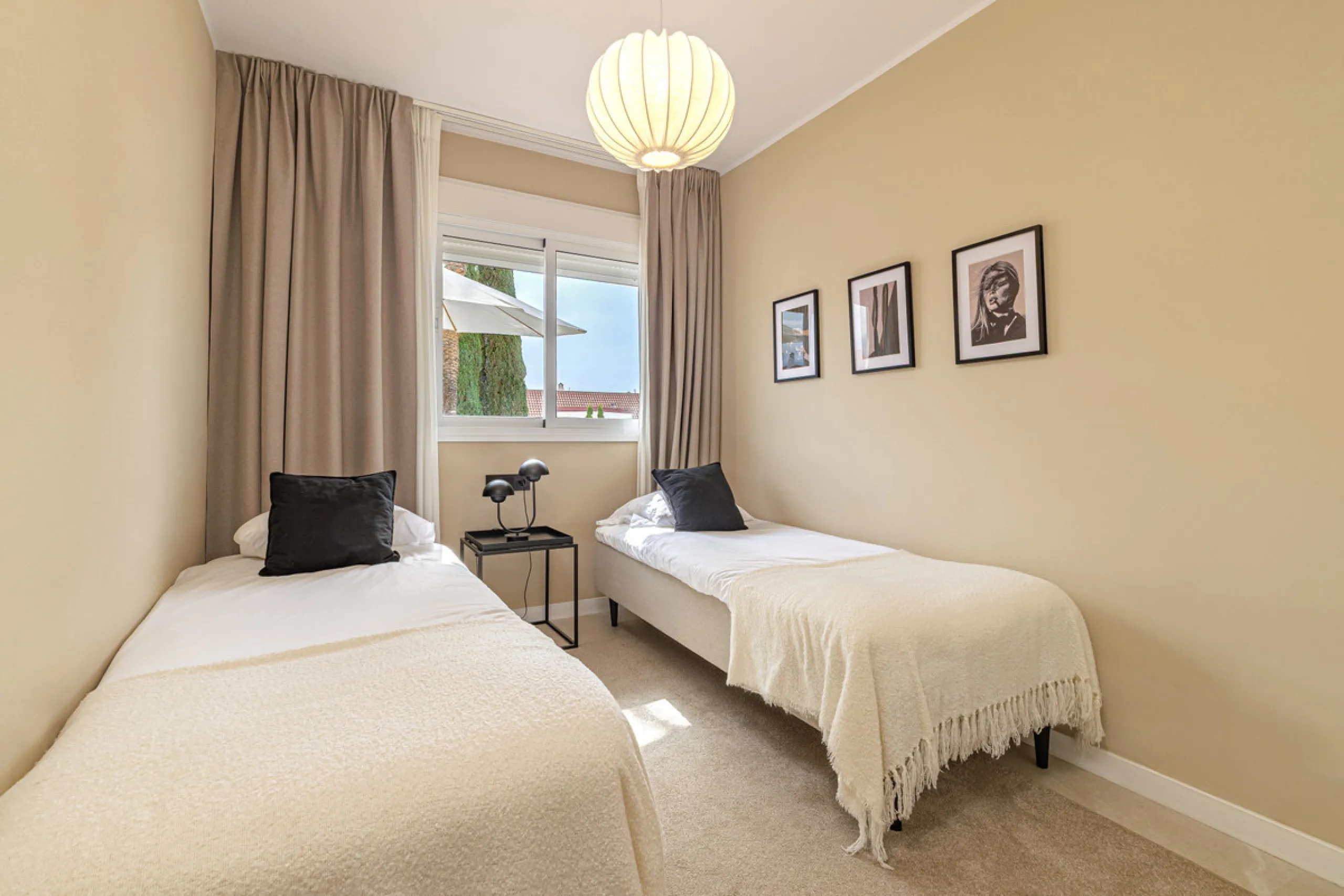 Welcome to this beautifully renovated 4-bedroom middle-floor apartment, ideally situated in the heart of Nueva Andalucía — just minutes from the vibrant Puerto Banús and within walking distance to Centro Plaza.