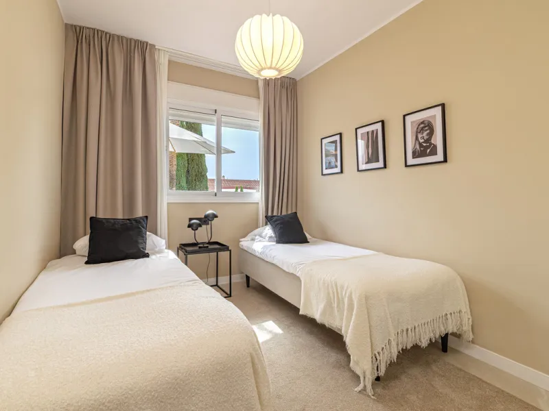 Welcome to this beautifully renovated 4-bedroom middle-floor apartment, ideally situated in the heart of Nueva Andalucía — just minutes from the vibrant Puerto Banús and within walking distance to Centro Plaza.
