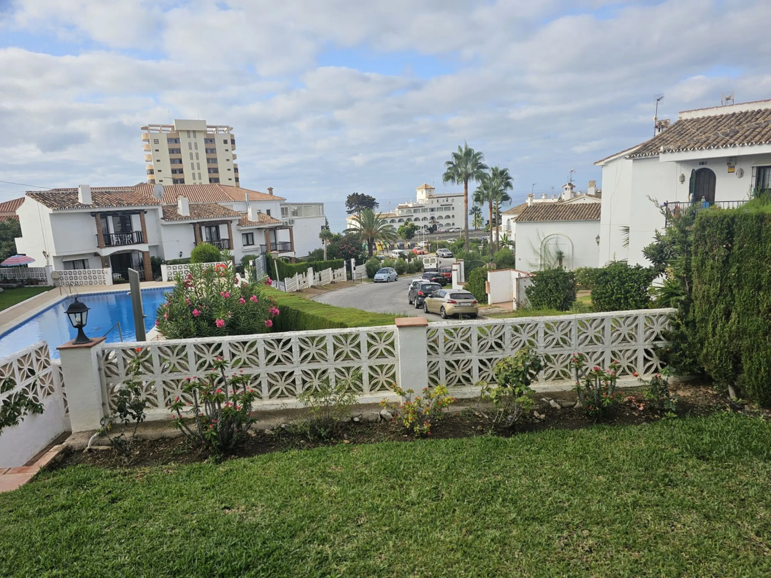 Ground floor garden apartment. Located on Calle Sirius in Riviera (lower part).