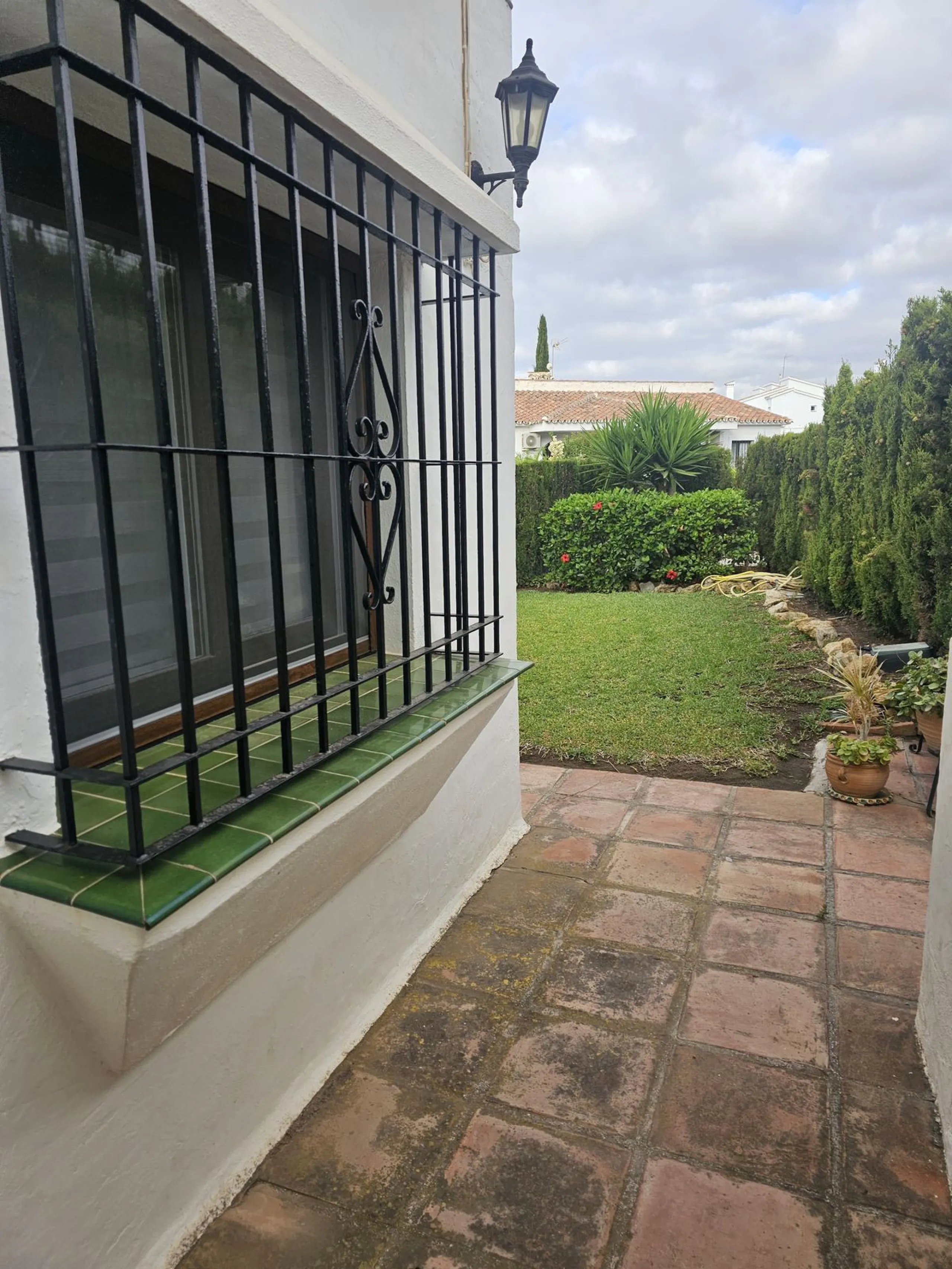 Ground floor garden apartment. Located on Calle Sirius in Riviera (lower part).