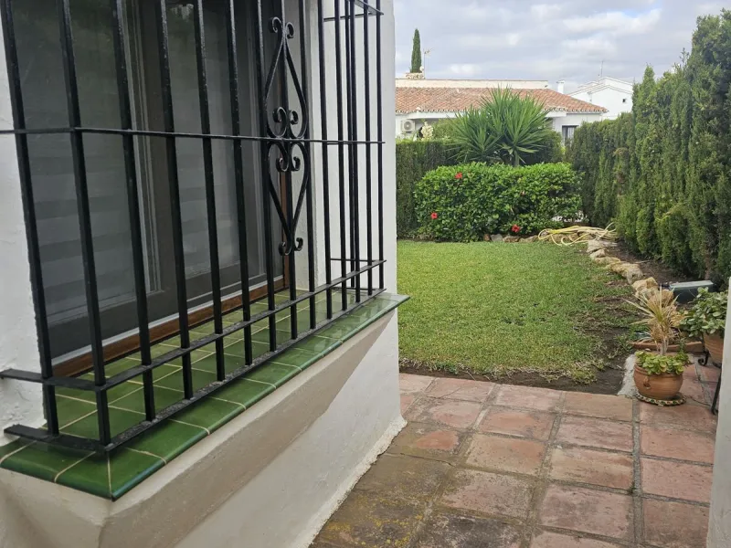 Ground floor garden apartment. Located on Calle Sirius in Riviera (lower part).