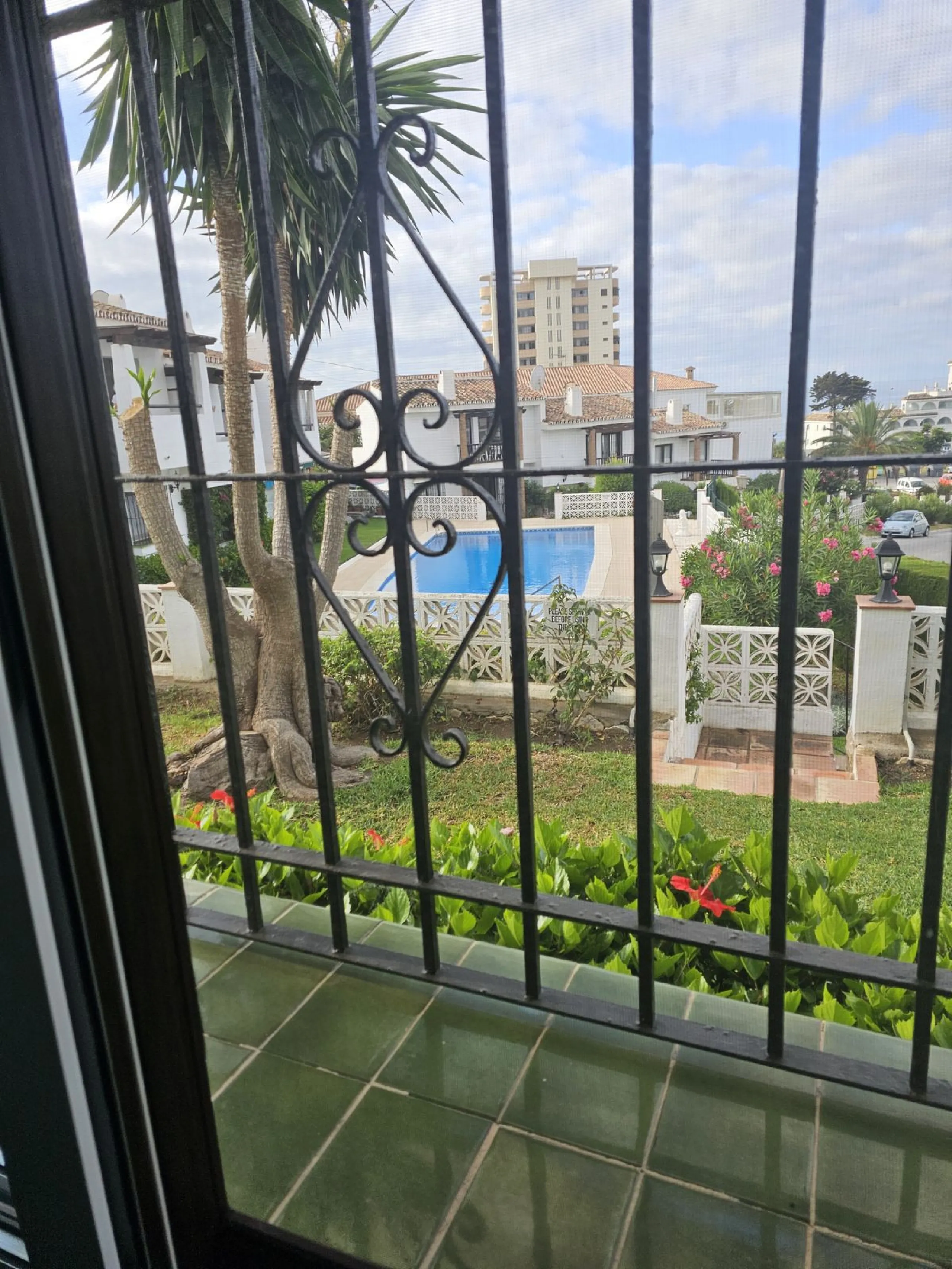 Ground floor garden apartment. Located on Calle Sirius in Riviera (lower part).