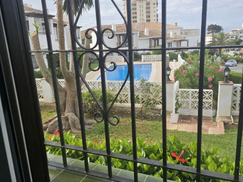 Ground floor garden apartment. Located on Calle Sirius in Riviera (lower part).