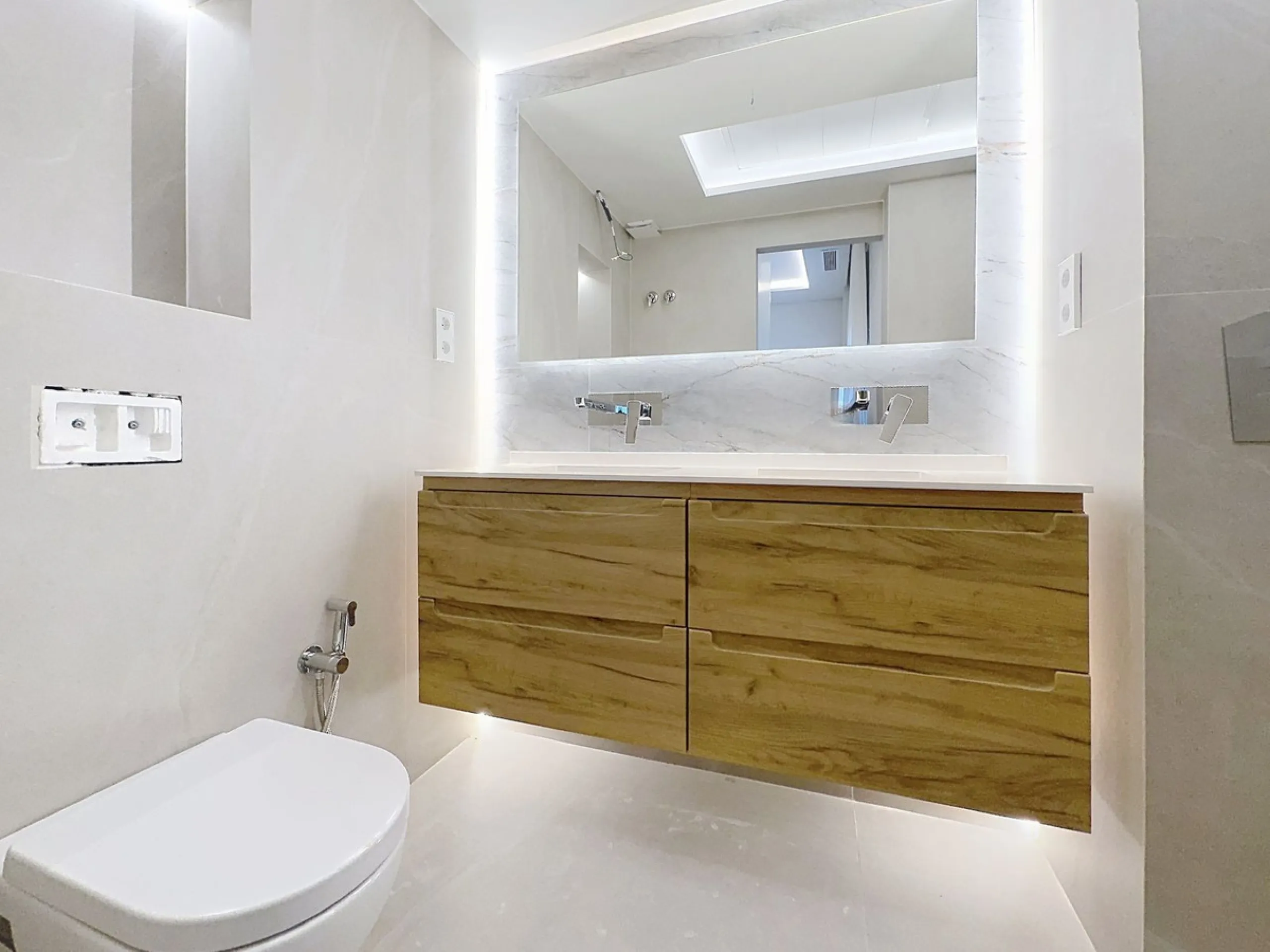 Imagine waking up each morning to soft Mediterranean light streaming through the windows, the calm of a beautifully maintained community, and the sea breeze accompanying your first coffee of the day. All of this from a spacious glass-enclosed terrace with