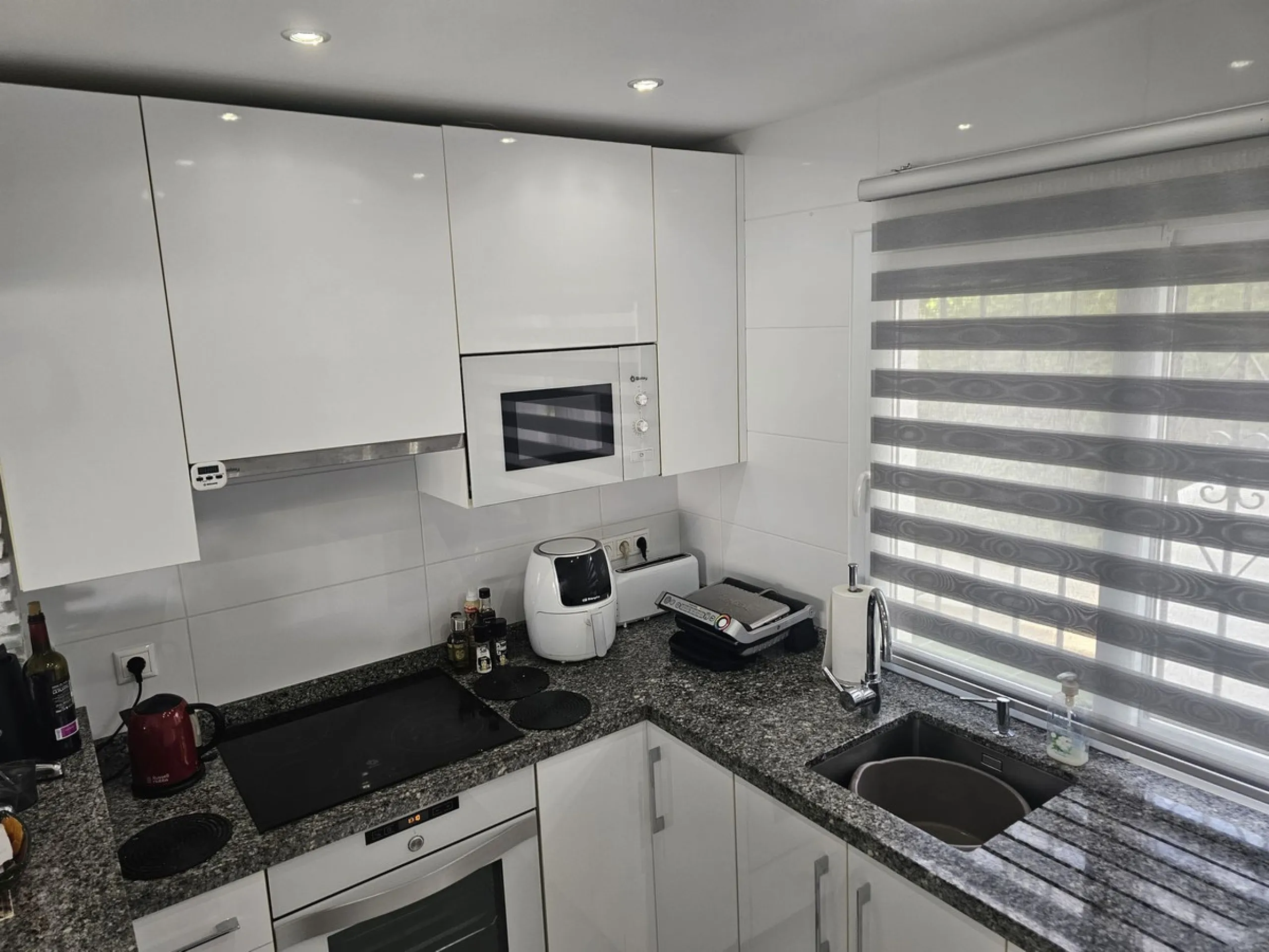 Ground floor garden apartment. Located on Calle Sirius in Riviera (lower part).