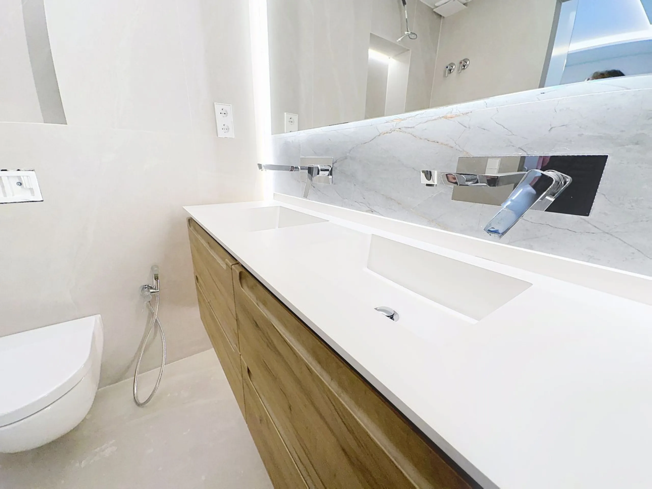 Imagine waking up each morning to soft Mediterranean light streaming through the windows, the calm of a beautifully maintained community, and the sea breeze accompanying your first coffee of the day. All of this from a spacious glass-enclosed terrace with