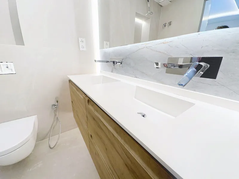 Imagine waking up each morning to soft Mediterranean light streaming through the windows, the calm of a beautifully maintained community, and the sea breeze accompanying your first coffee of the day. All of this from a spacious glass-enclosed terrace with