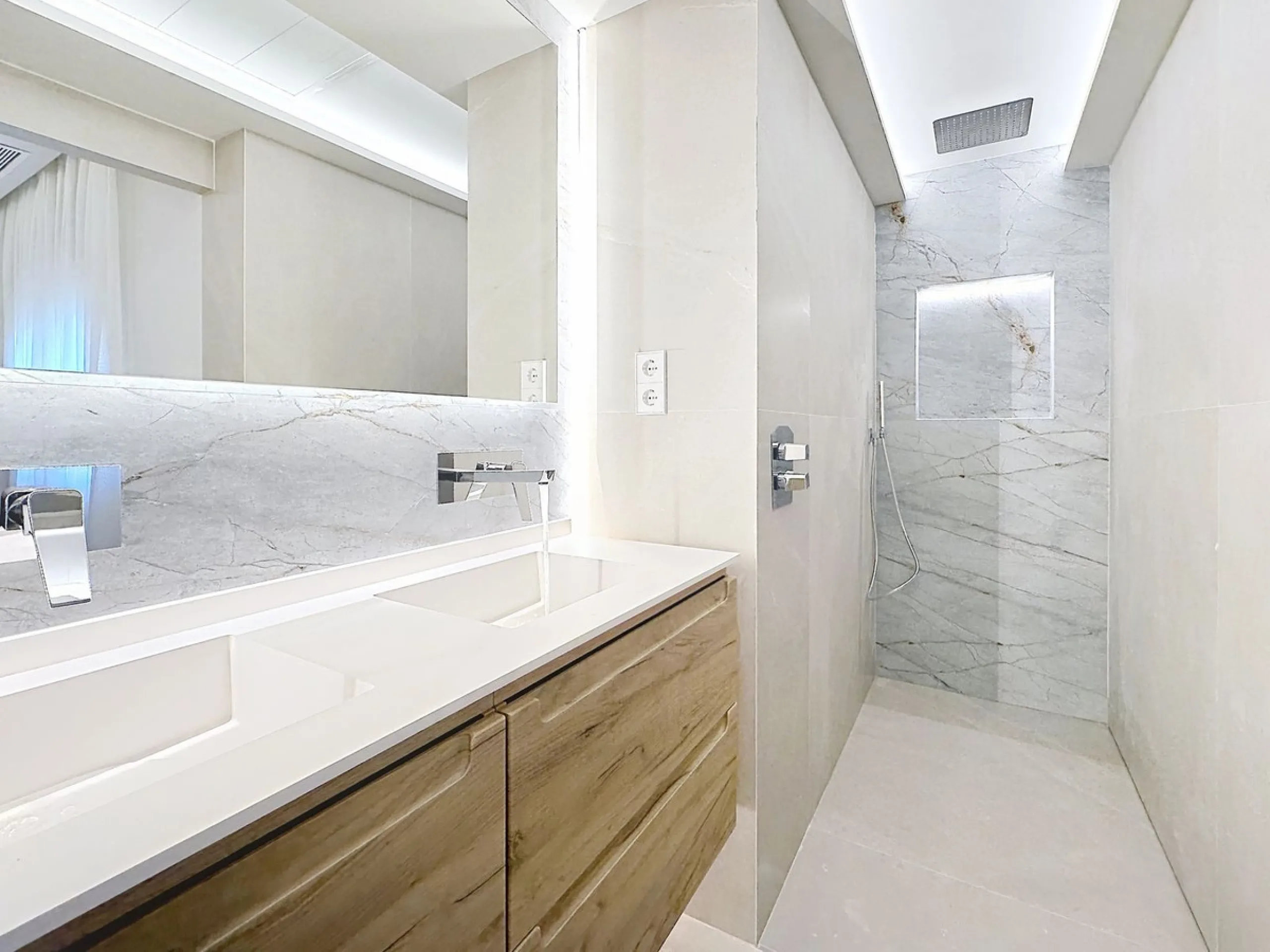 Imagine waking up each morning to soft Mediterranean light streaming through the windows, the calm of a beautifully maintained community, and the sea breeze accompanying your first coffee of the day. All of this from a spacious glass-enclosed terrace with
