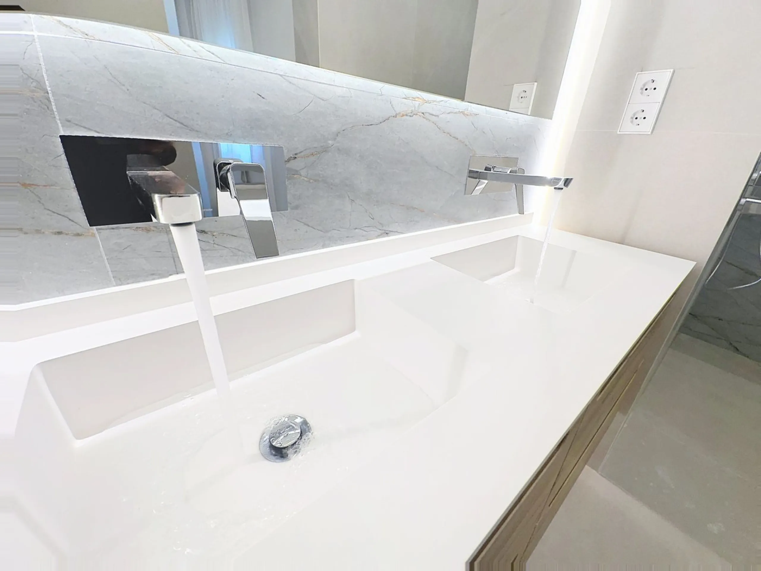Imagine waking up each morning to soft Mediterranean light streaming through the windows, the calm of a beautifully maintained community, and the sea breeze accompanying your first coffee of the day. All of this from a spacious glass-enclosed terrace with