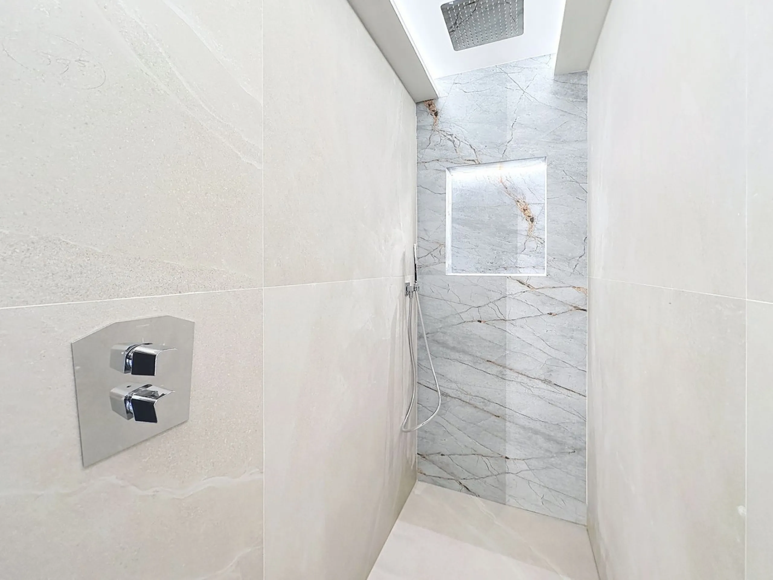 Imagine waking up each morning to soft Mediterranean light streaming through the windows, the calm of a beautifully maintained community, and the sea breeze accompanying your first coffee of the day. All of this from a spacious glass-enclosed terrace with