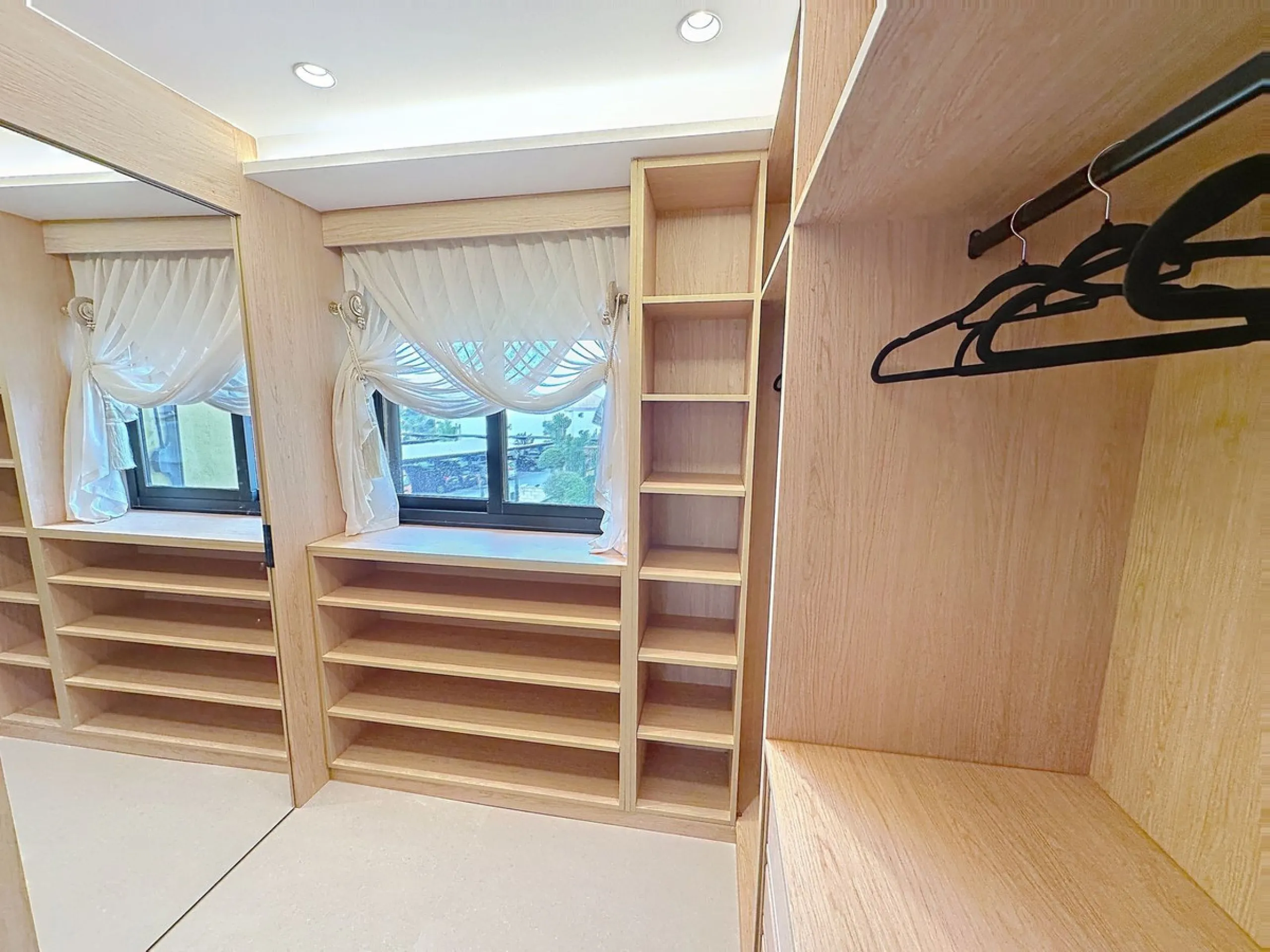 Imagine waking up each morning to soft Mediterranean light streaming through the windows, the calm of a beautifully maintained community, and the sea breeze accompanying your first coffee of the day. All of this from a spacious glass-enclosed terrace with