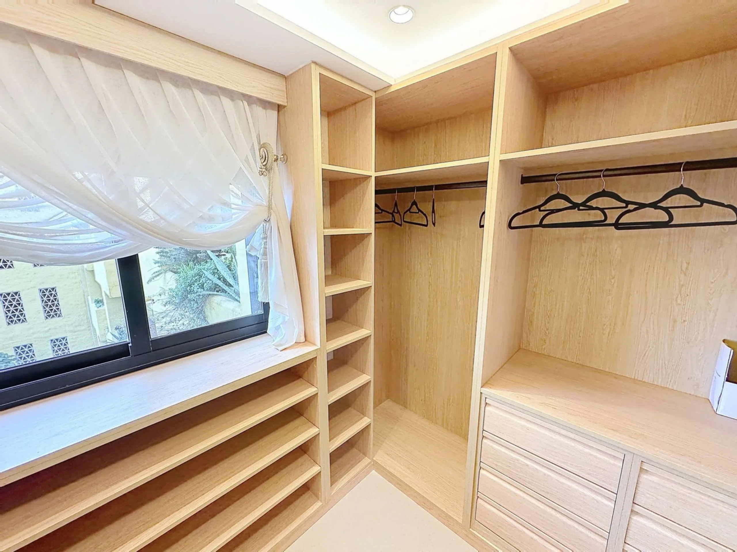 Imagine waking up each morning to soft Mediterranean light streaming through the windows, the calm of a beautifully maintained community, and the sea breeze accompanying your first coffee of the day. All of this from a spacious glass-enclosed terrace with