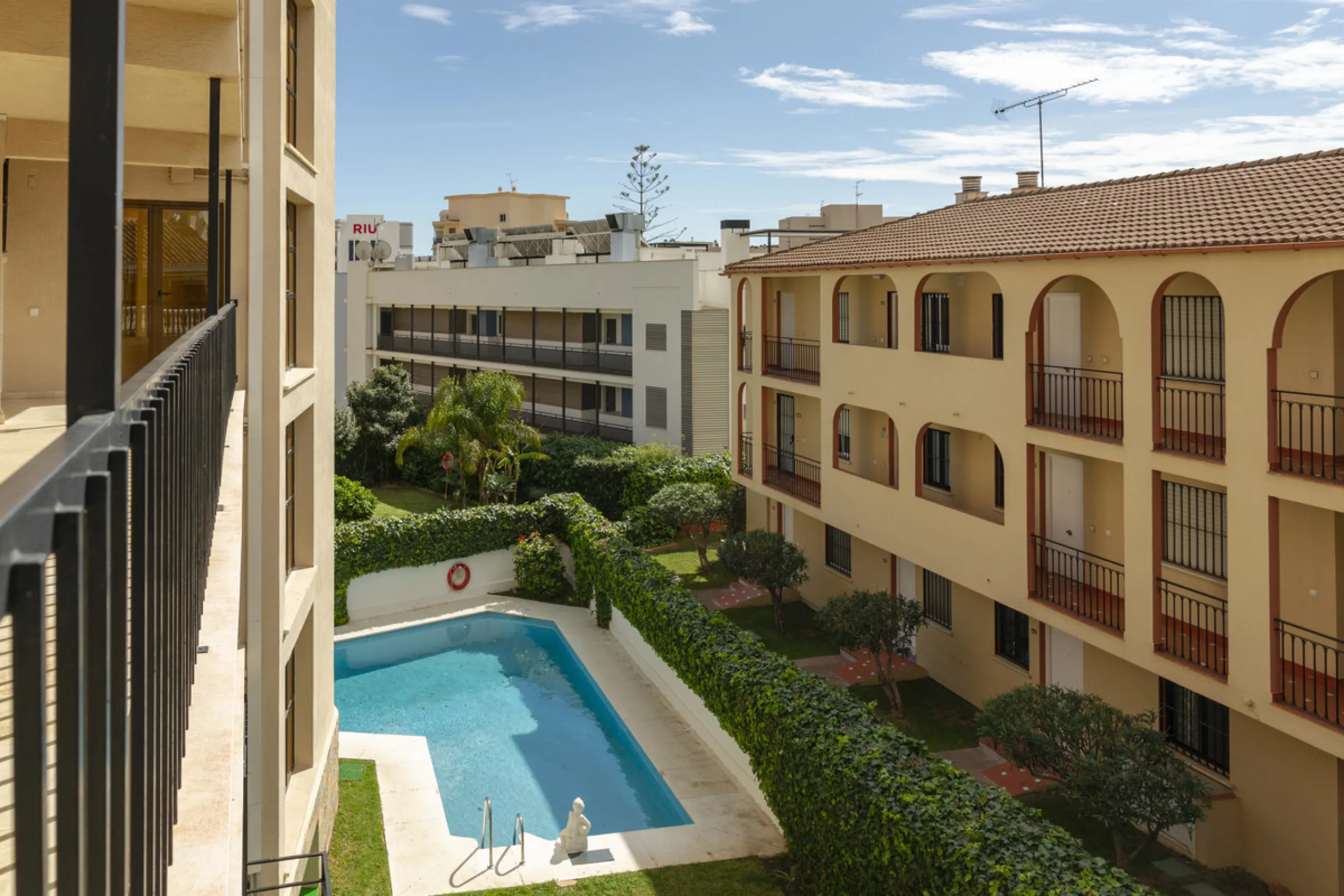 Bright One-Bed Apartment with Terrace in Edificio Libra, Montemar/La Carihuela