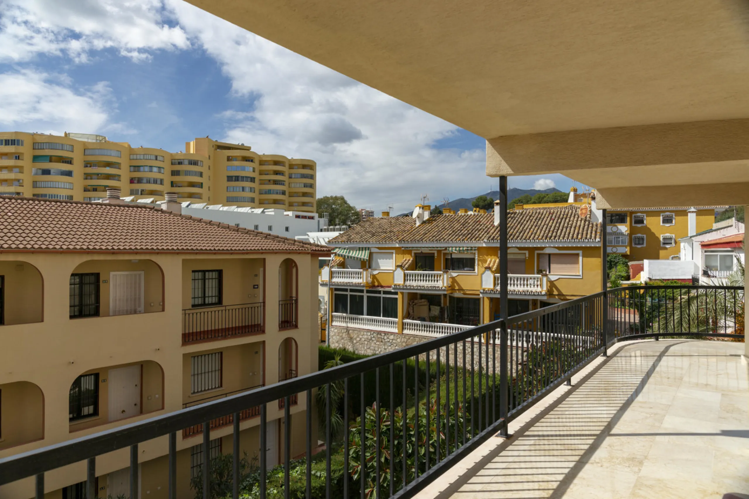 Bright One-Bed Apartment with Terrace in Edificio Libra, Montemar/La Carihuela