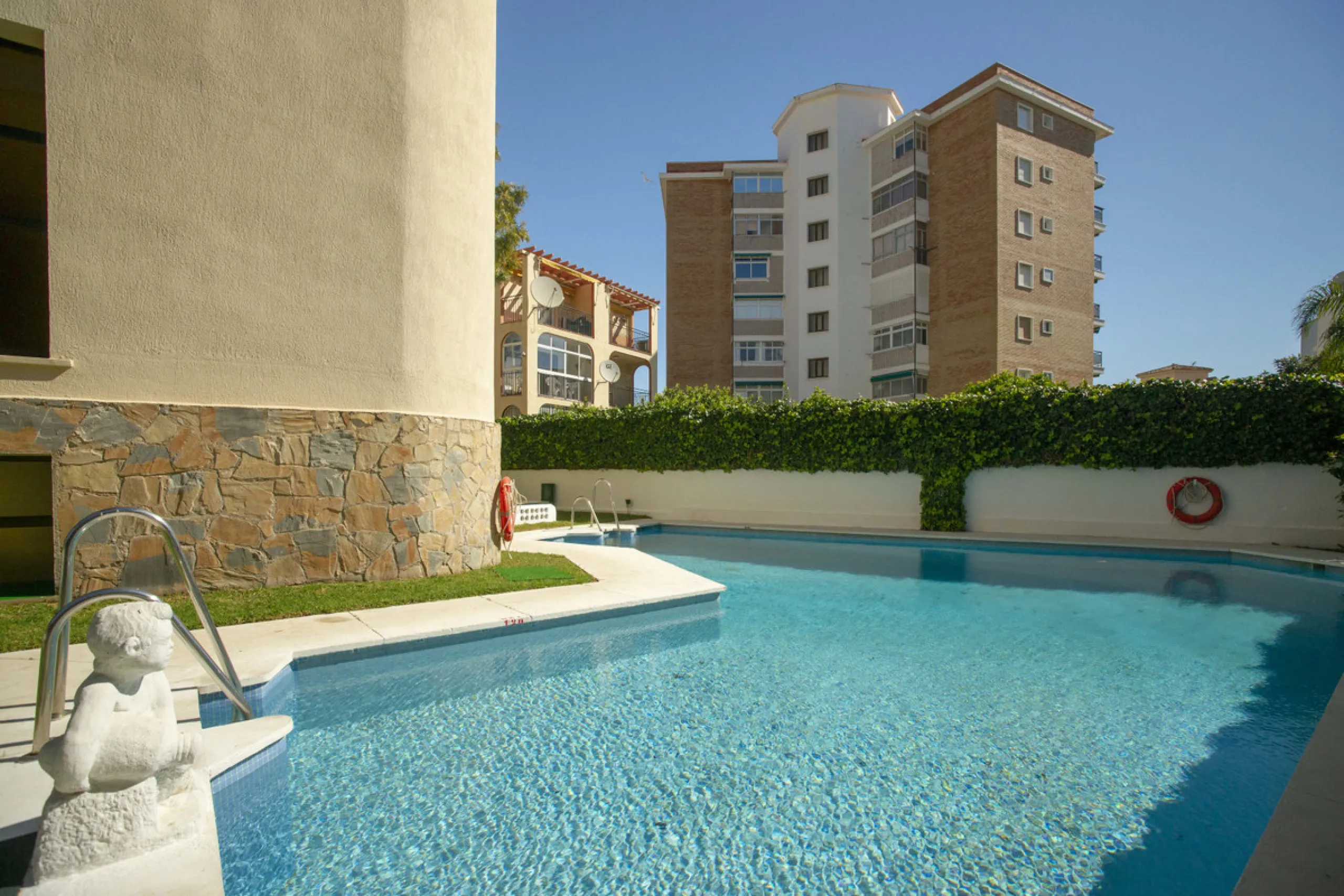 Bright One-Bed Apartment with Terrace in Edificio Libra, Montemar/La Carihuela