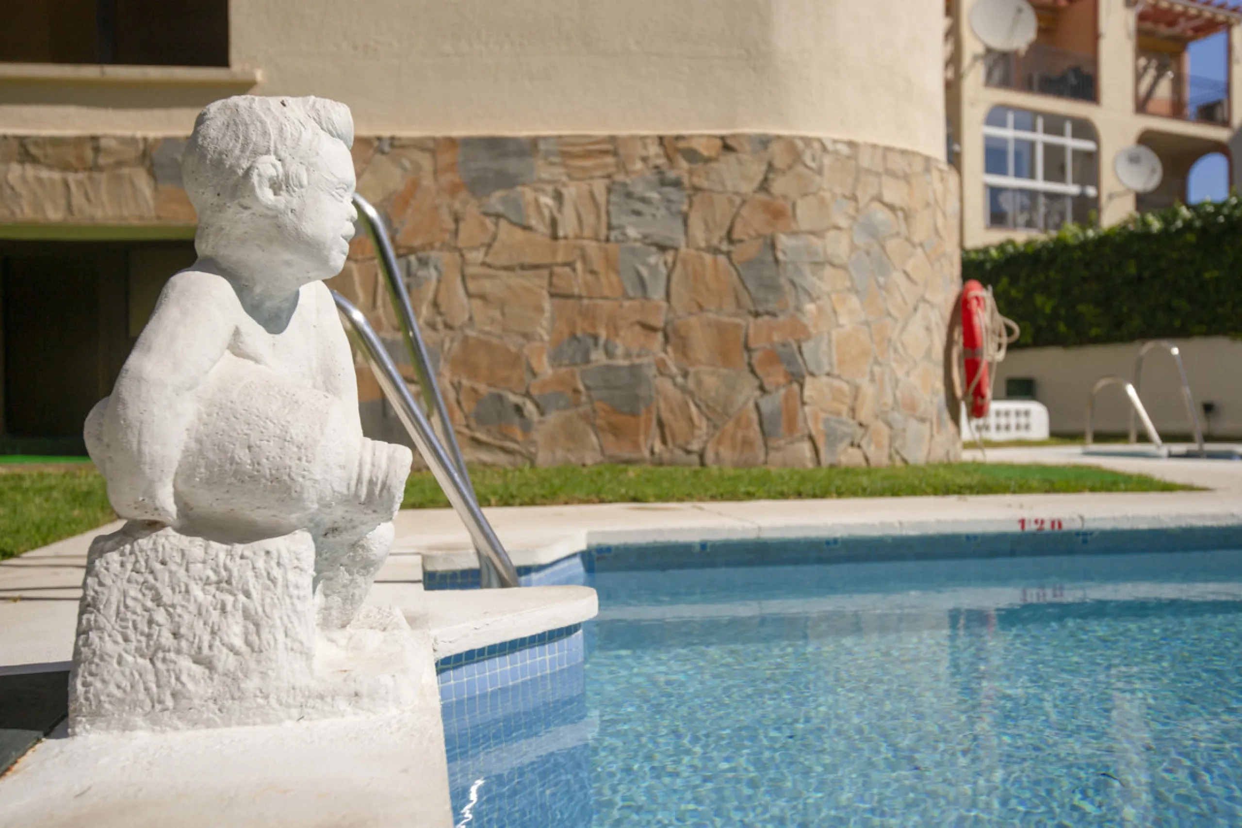 Bright One-Bed Apartment with Terrace in Edificio Libra, Montemar/La Carihuela