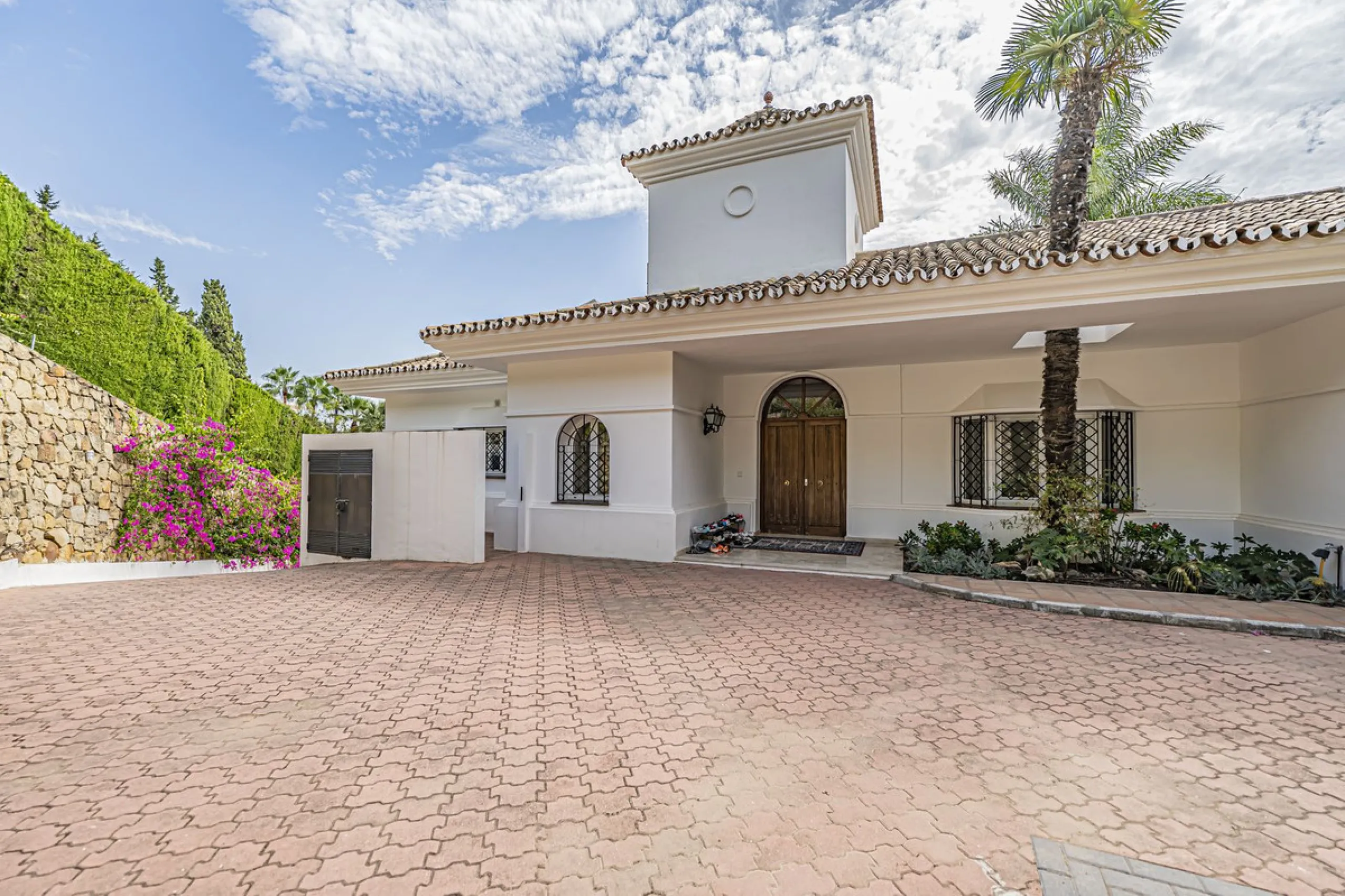 VILLA WITH LARGE PLOT NEXT TO EL PARAÍSO GOLF