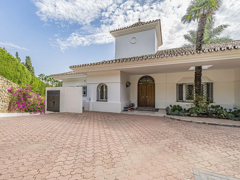 VILLA WITH LARGE PLOT NEXT TO EL PARAÍSO GOLF