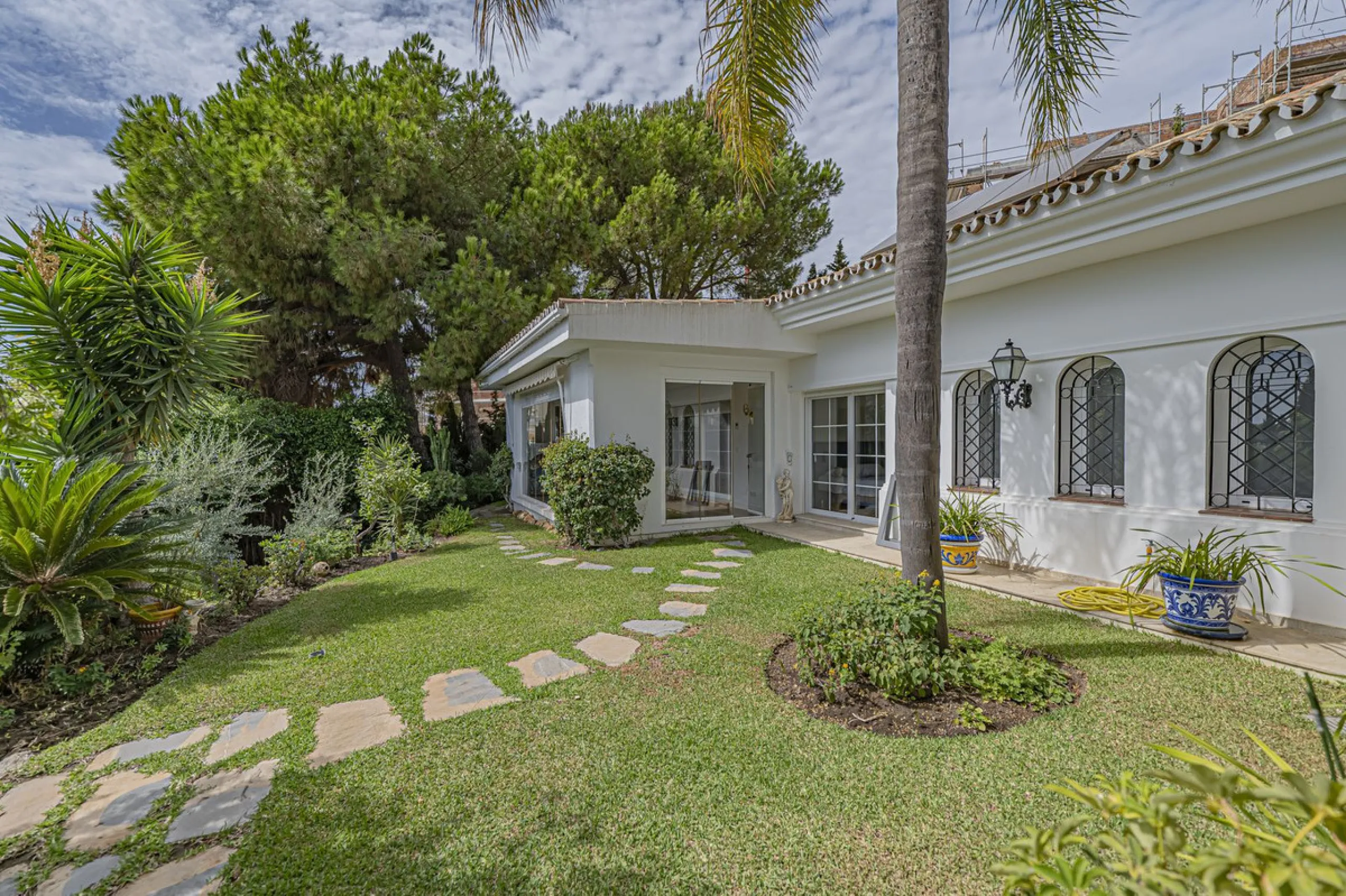 VILLA WITH LARGE PLOT NEXT TO EL PARAÍSO GOLF