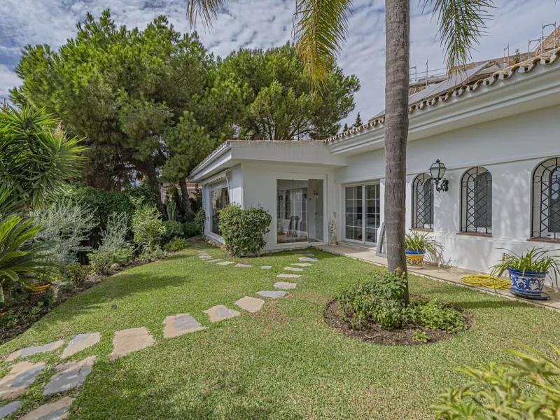 VILLA WITH LARGE PLOT NEXT TO EL PARAÍSO GOLF