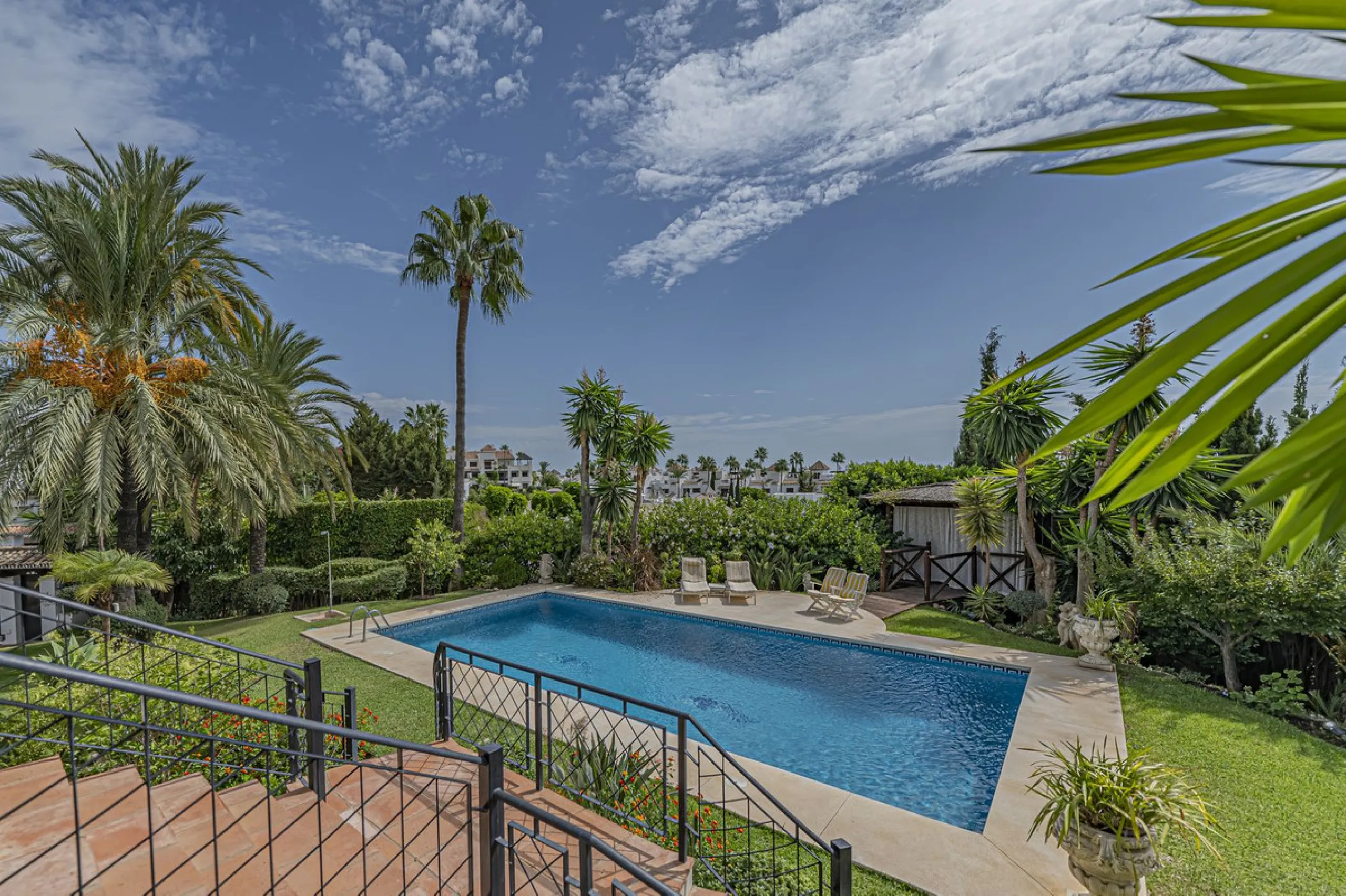 VILLA WITH LARGE PLOT NEXT TO EL PARAÍSO GOLF
