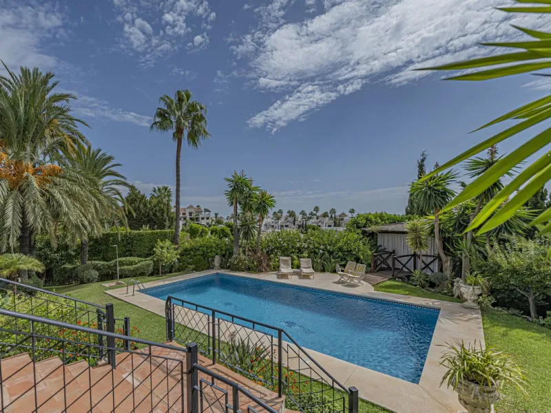 VILLA WITH LARGE PLOT NEXT TO EL PARAÍSO GOLF