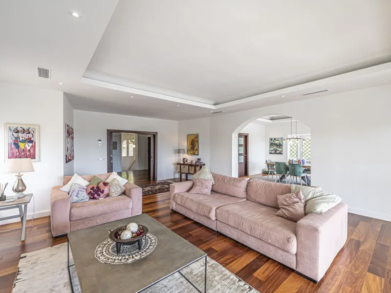 VILLA WITH LARGE PLOT NEXT TO EL PARAÍSO GOLF