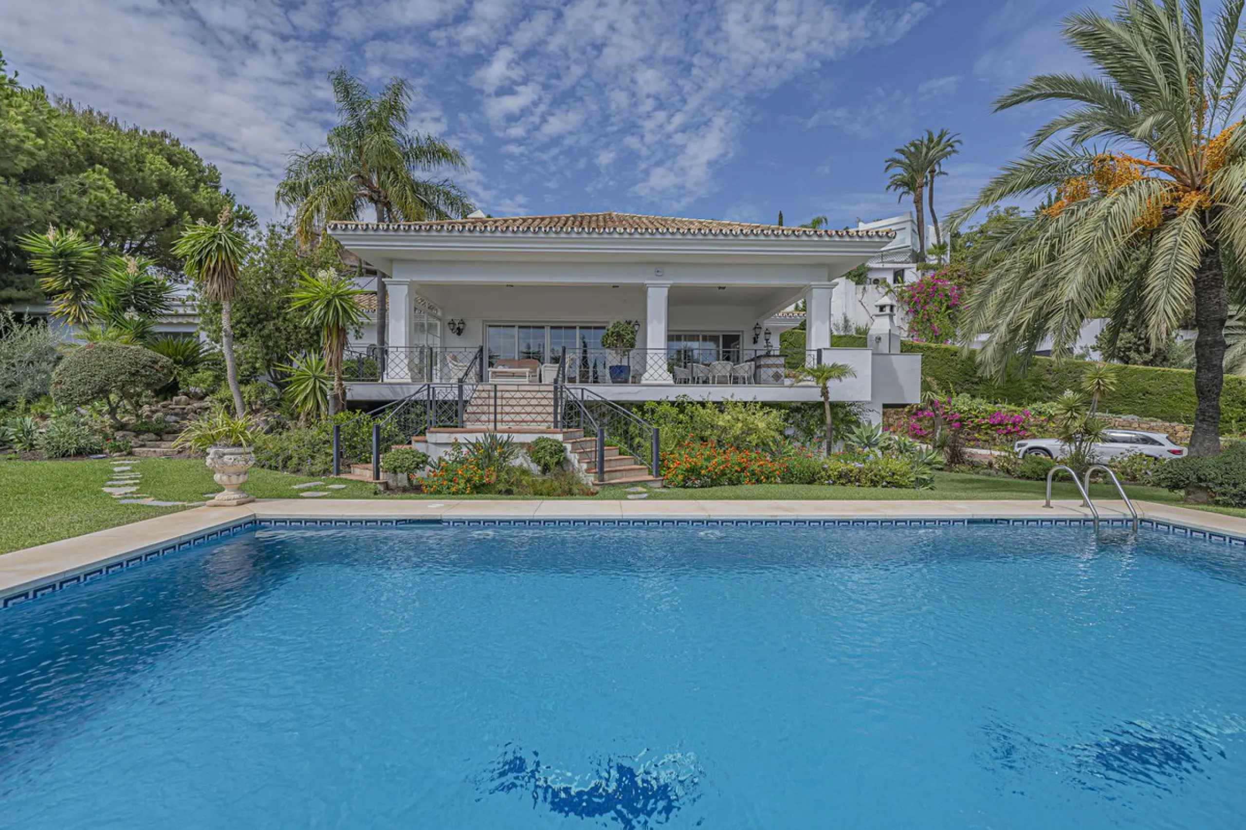 VILLA WITH LARGE PLOT NEXT TO EL PARAÍSO GOLF