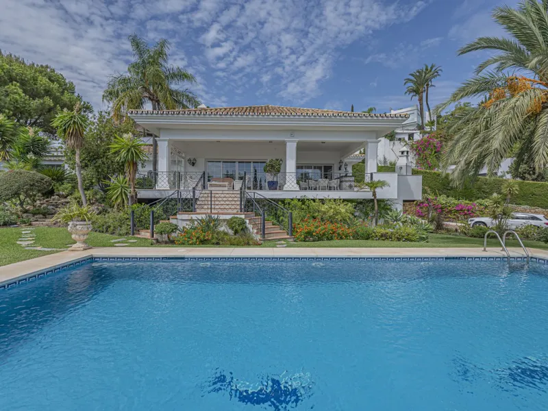 VILLA WITH LARGE PLOT NEXT TO EL PARAÍSO GOLF