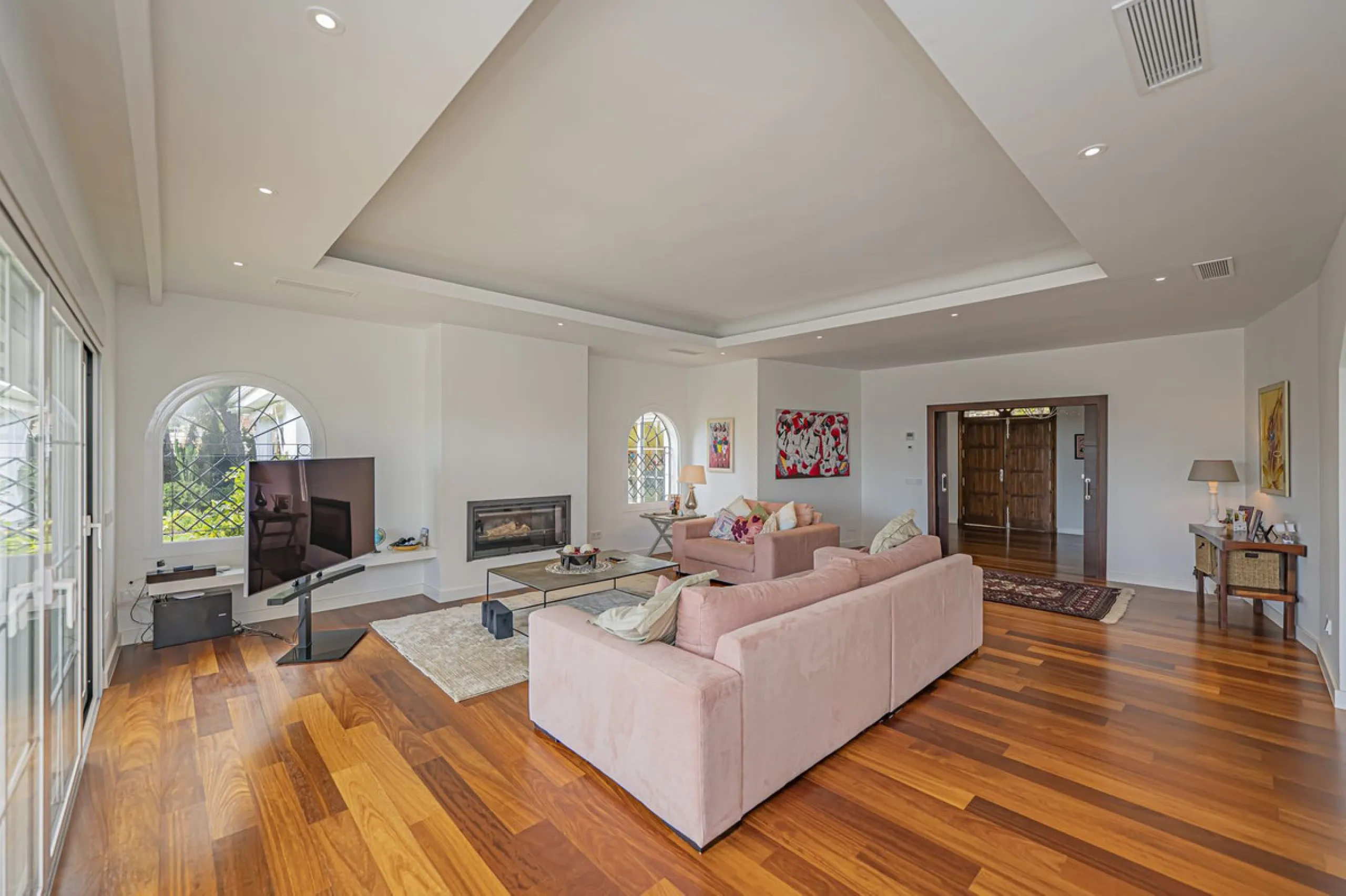 VILLA WITH LARGE PLOT NEXT TO EL PARAÍSO GOLF