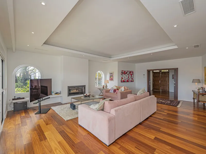 VILLA WITH LARGE PLOT NEXT TO EL PARAÍSO GOLF