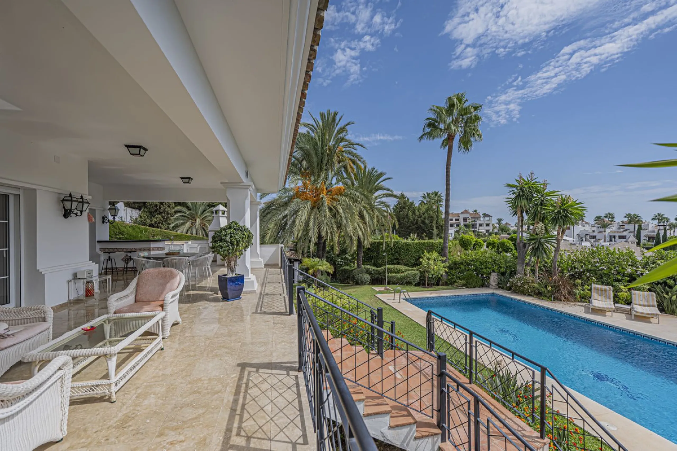 VILLA WITH LARGE PLOT NEXT TO EL PARAÍSO GOLF