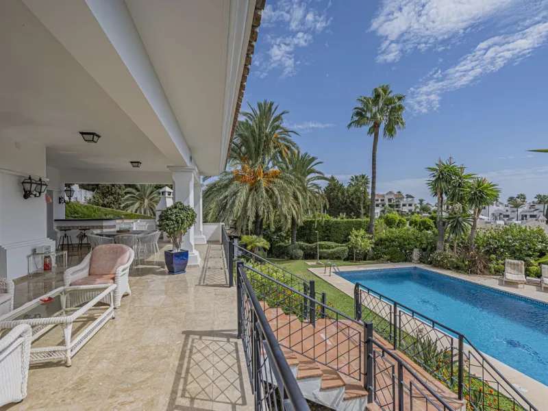 VILLA WITH LARGE PLOT NEXT TO EL PARAÍSO GOLF