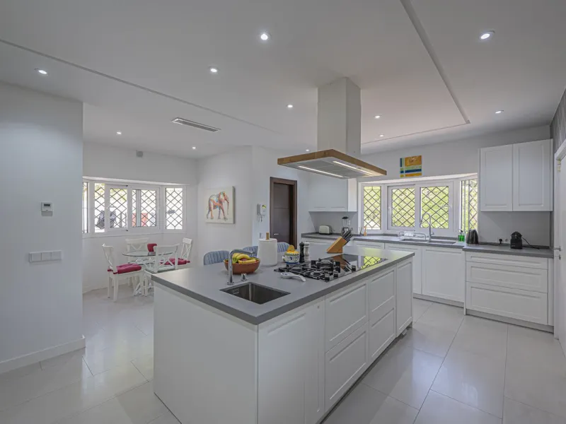 VILLA WITH LARGE PLOT NEXT TO EL PARAÍSO GOLF